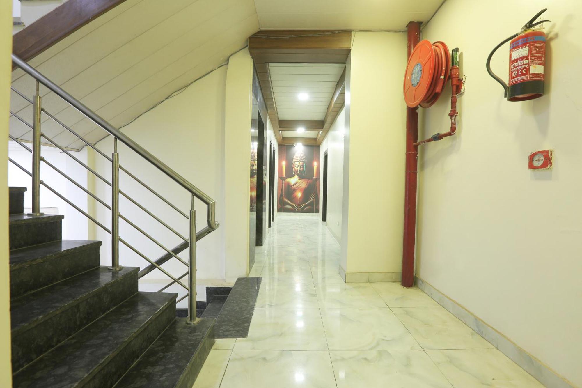 Triton Grand 3* New Delhi